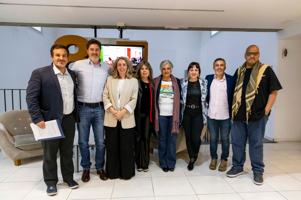 Grupo de personas posando juntas en un evento de la Universidad Metropolitana para la Educación y el Trabajo (UMET), con un ambiente de colaboración y discusión.