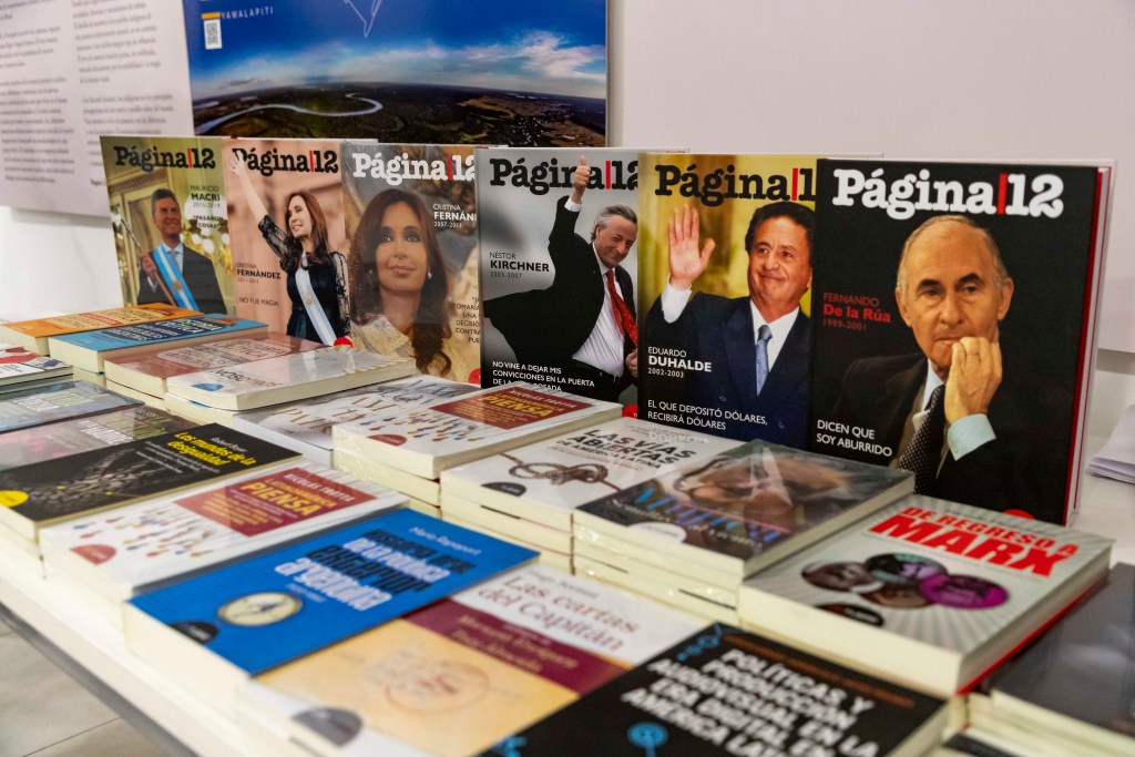 Mesa de libros y revistas de Página/12, incluyendo portadas de presidentes argentinos y títulos sobre temas políticos y sociales.