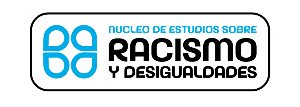 Logo del Núcleo de Estudios sobre Racismo y Desigualdades en colores azul y negro.